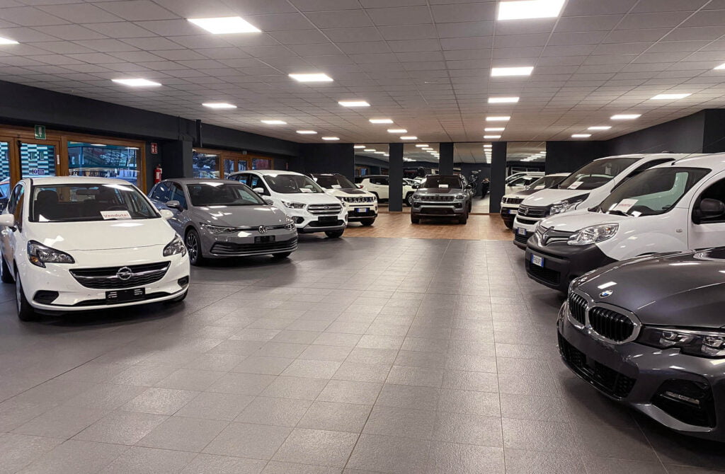 Showroom interno di FJ Auto presente dal 2013 a Bianzone